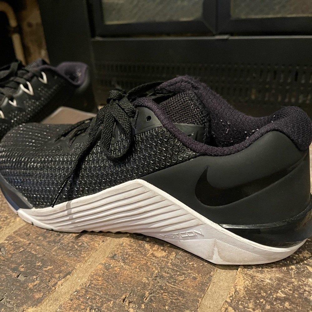 Woman’s Nike shoes black size 8.5